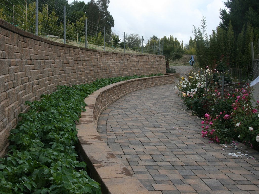 Concrete-retaining-wall